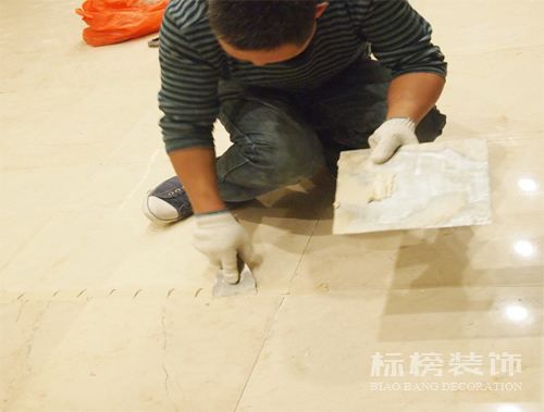 辦公室裝修瓷磚上鋪木地板可以嗎？